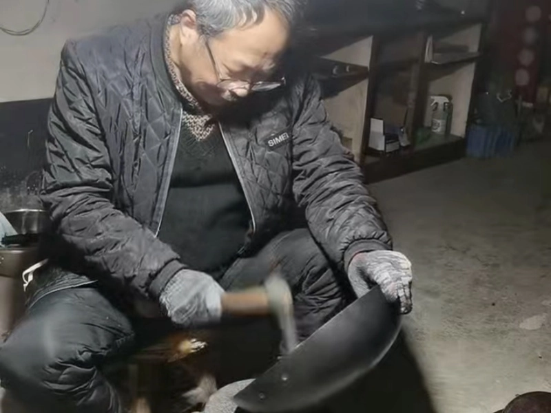 张锅匠非遗铁锅十八道工序之手工锻打